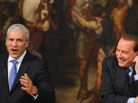 Berluskonijeva operacija odlaže samit