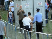 Obama gađan knjigom tokom govora