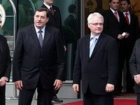 Dodikova nezavisnost RS: "Neodmjerena i nerealistična Mesićeva izjava o slanju tenkova u BiH"