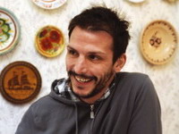 Danilo sam u kafani, a Nataša sama u Parizu!? Gde je Milica svi bi da znaju!!!