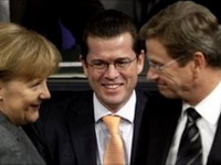 Merkel žali zbog odlaska Guttenberga