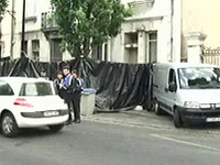 U dvorištu jedne porodične kuće u francuskom gradu Nant policija pronašla zakopanih pet leševa