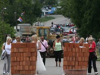Srbi odbili da se povuku sa barikada