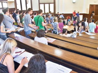 Državna služba samo za pravnike sa državnih fakulteta