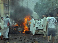 Autobomba usmrtila deset, a ranila 13 osoba u Pakistanu