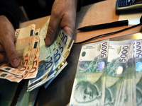 Dinar sutra slabiji za 34 pare prema evru