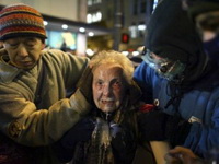 Starica gađana suzavcem u Sijetlu postala simbol protesta