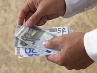 Evro se opasno približio kursu od 104 dinara