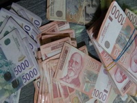 Dinar oslabio, kurs 103,3