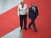 Angela Merkel vodila neiskusnog Olanda po crvenom tepihu
