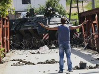 Kfor uklonio barikade i povukao snage iz Zvečana, u sukobima povređeno pet osoba