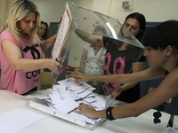 Nova demokratija pobeđuje, spasen evro