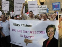 Hillary Clinton gađali paradajzom i povikivali "Monica"