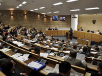 Pauza na početku sjednice, Zukić se žalio što je sjednica prvi dan ramazana