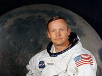 Preminuo Nil Armstrong