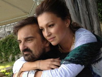 Nina Badrić u zagrljaju glumca Leona Lučeva