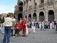 Rim: I do 500 eura kazne za one koji jedu ili piju blizu Koloseuma