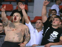 Huligani izbacuju i gase Partizan?