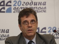 Koštunica traži da Srbija odbaci zahtev EK