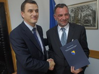 Ministar Hadžić uručio Licencu za pružanje usluga putničkog i teretnog transporta