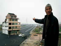 Kina: Nije se htio iseliti pa mu izgradili cestu oko kuće
