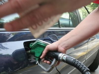 Padaju cene goriva u Srbiji