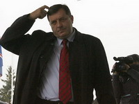 Ko ruši Dodika i RS