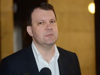 Beograd -- Ministar regionalnog i lokalnog razvoja Igor Mirović rekao da očekuje od pokrajinske vlasti u Vojvodini da raspiše izbore umesto što se "uvlači u ljušturu".