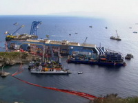 Uz nekoliko sati kašnjenja počelo izvlačenje kruzera Costa Concordia