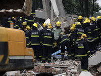 U Kini se srušila zgrada, zatrpano 16 radnika