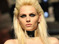 Mankenka Andreja Pejić skuplja novac za film o sebi