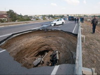 Na Krimu se otvorila ogromna rupa na cesti, šestero mrtvih