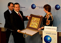 Dačić uručio ikonu Bogorodice trojeručice Ketrin Ešton
