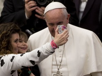 Papa: Batalite Facebook i Twitter