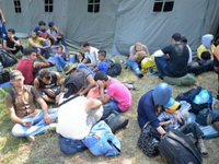 ALARMANTNO Evropska unija nema rešenje za 400.000 migranata, pa sabirni centar traži u Srbiji