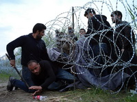 Mađari suzavcem na migrante!Oni puze, preskaču...