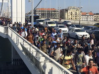 PROBILI BLOKADU:Emigranti nastavljaju peške za Beč