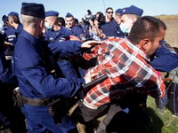 HAOS KOD RESKEA Izbeglice treći put probile kordon, mađarska policija zatvarala autoput