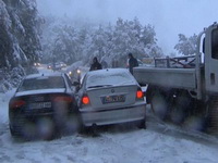 Snijeg izazvao kolaps na putevima