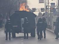 Ludilo u Prištini: Suzavac, kamenice i tuče!