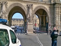 Pucnjava ispred muzeja Louvre u Parizu, jedna osoba ranjena