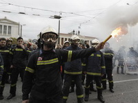 Gori Atina, hiljade vatrogasaca na ulicama