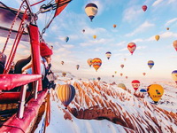 Nevjerovatno putovanje balonima iznad brdovite Cappadocije u Turskoj
