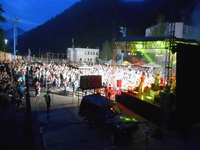 Crvena jabuka svirala u Srebrenici, na koncertu veliki broj mladih