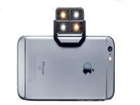 Dodatak iBlazr 2 omogućava bolje osvjetljenje prilikom fotografisanja smartphoneom