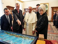 Erdogan u prvoj službenoj posjeti Vatikanu stigao na Trg Svetog Petra