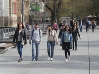 Broj mladih u Srbiji se smanjuje za 20.000 GODIŠNJE, a to vas neće začuditi kad vidite kakvi su im USLOVI RADA