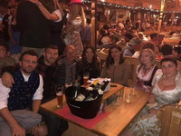 Džeko sa suprugom Amrom i prijateljima uživao na Oktoberfestu, sjetio se Manchester Cityja