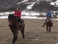 Mira (11) i Đorđe (15) na konjima se probijaju kroz sneg na putevima da bi meštanima dopremili hranu