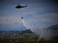 Helikopter Oružanih snaga BiH gasi požar u Mostaru